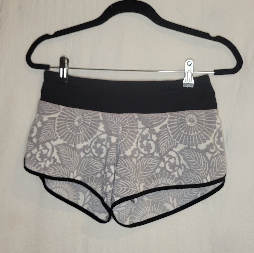 LULULEMON Run Ultra Short II Shorts. Size 4